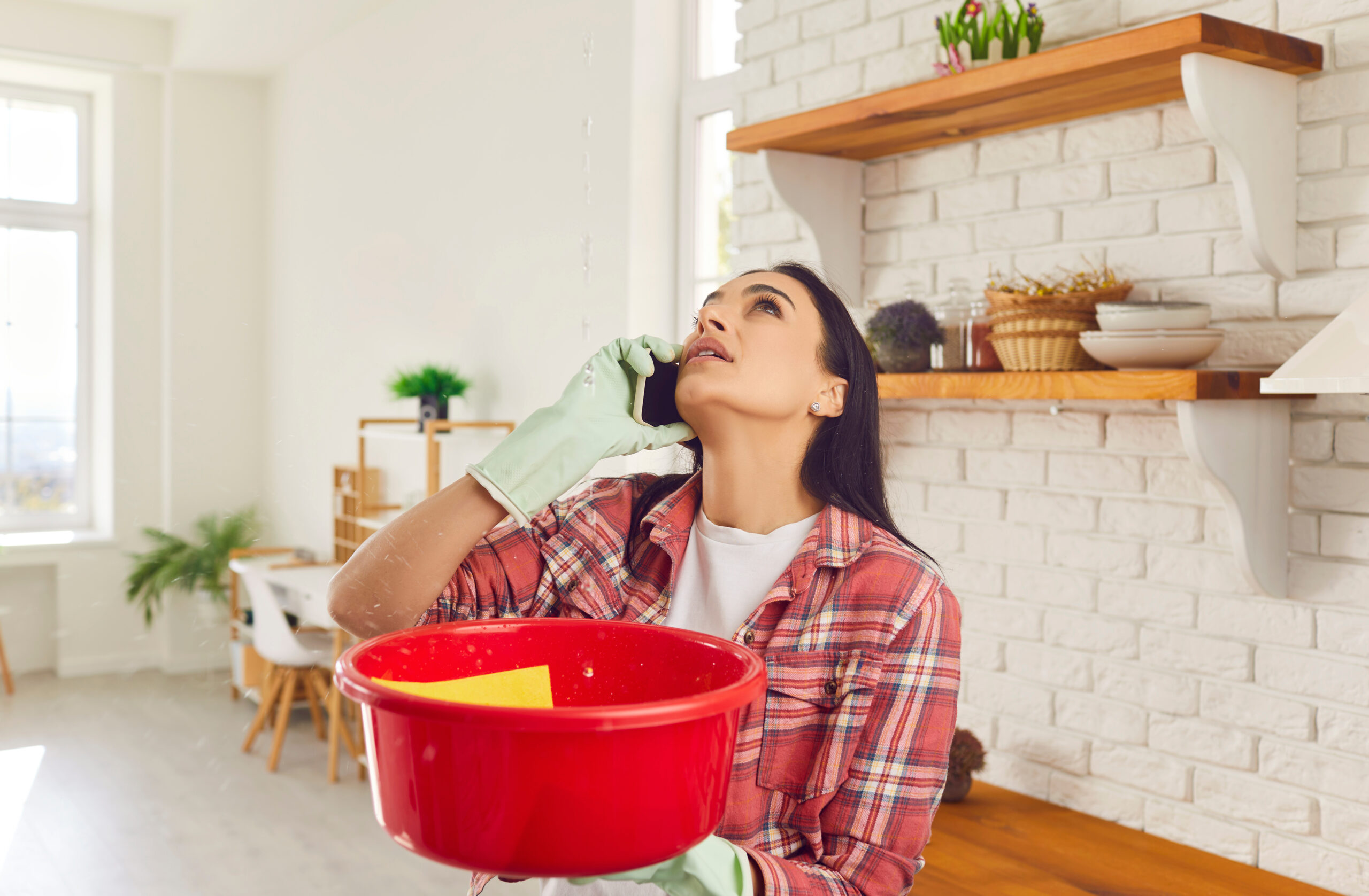 Comment réagir en cas de fuite d’eau ? Conseils d’un plombier en urgence 👨‍🔧