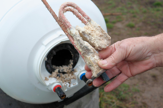 Surplus de calcaire sur une anode de chauffe-eau Atlantic à remplacer