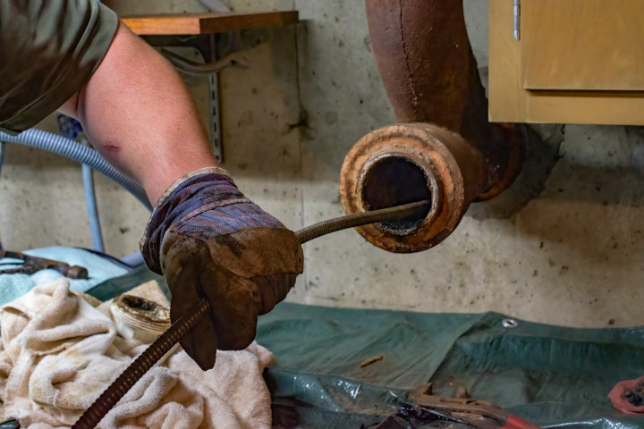 Débouchage d'une ancienne canalisation avec un furet - LCM Bruno Plombier Chauffagiste