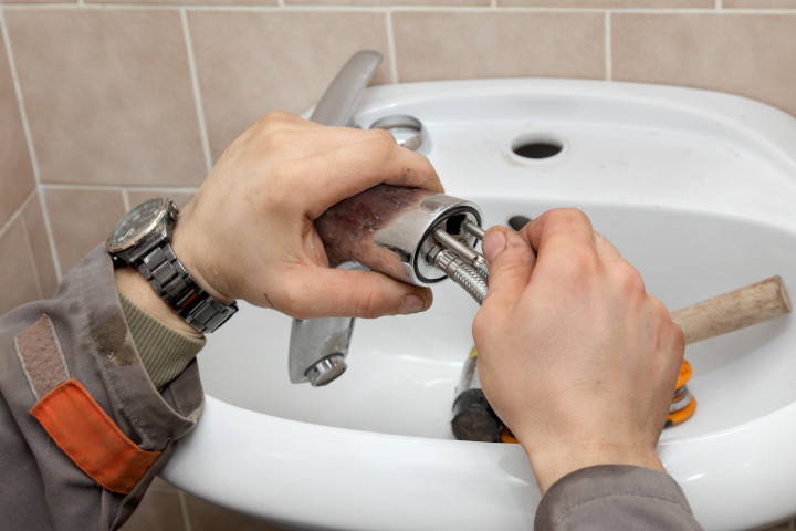 Remplacement du robinet d'un lavabo par un technicien LCM Bruno